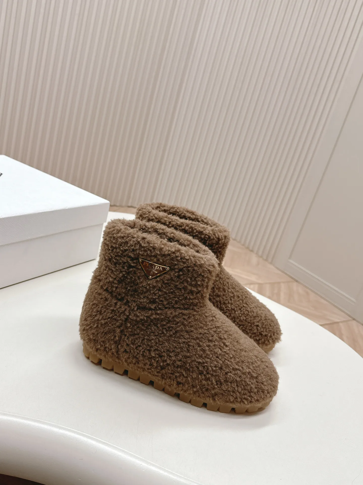 👟👟Ex-factory price 560👟👟 Prada prada24 autumn and winter furry short boots snow boots． The classic triangle buckle is comfortable, cute, cute, fashionable, elegant and versatile. The wool is comfortable and soft, awakening the warmth of autumn and winter. Let you walk comfortably from morning to night. You can easily manage the changing seasons. Wool, original outsole! 35-40 yards